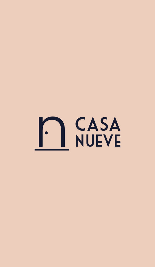 Aplicación de logo sobre fondo beige