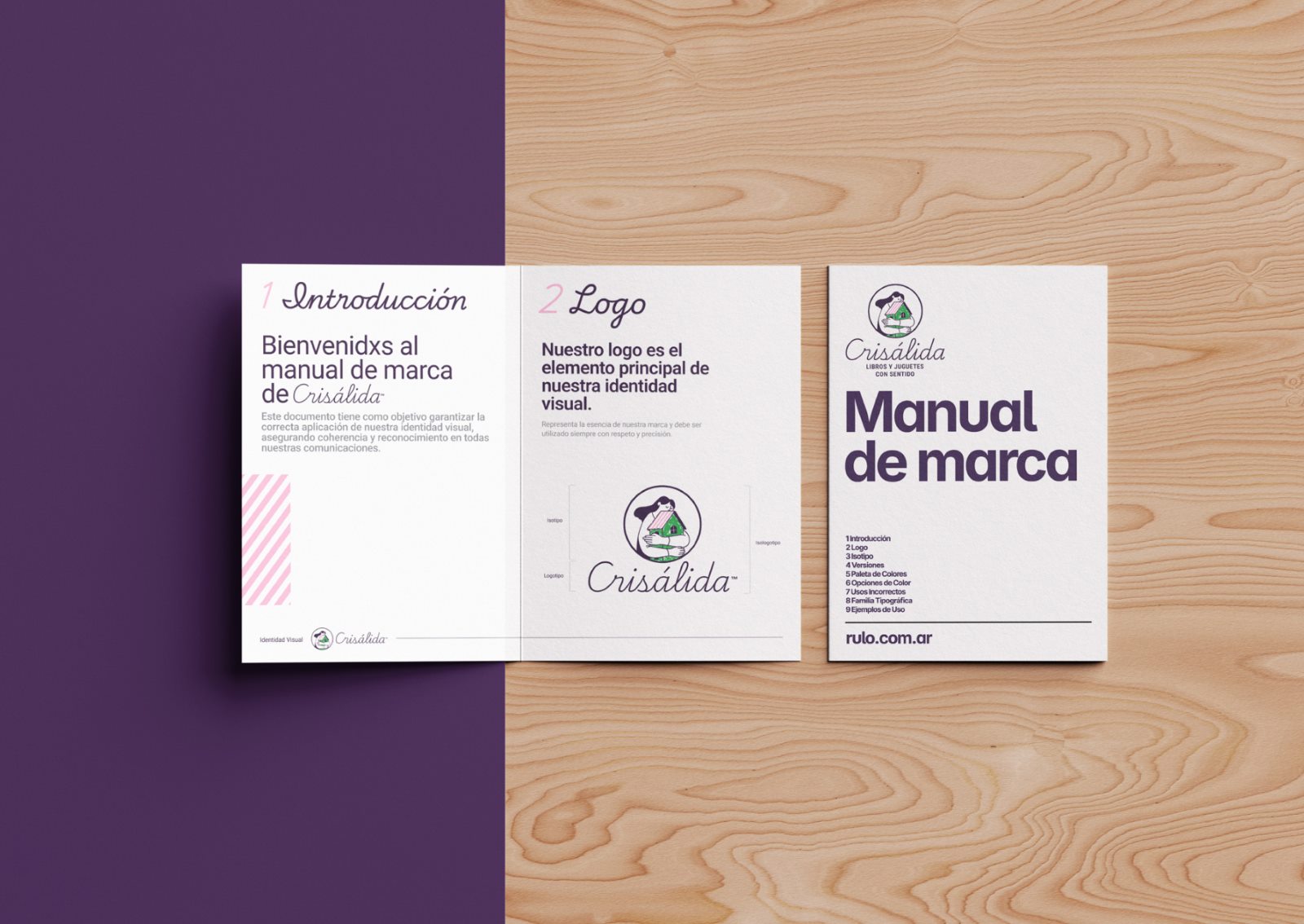 Manual de marca de Crisálida sobre mesa de madera