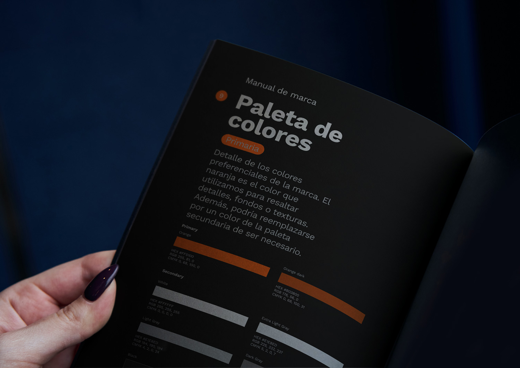 Mockup del manual de marca de Cristina Vatra