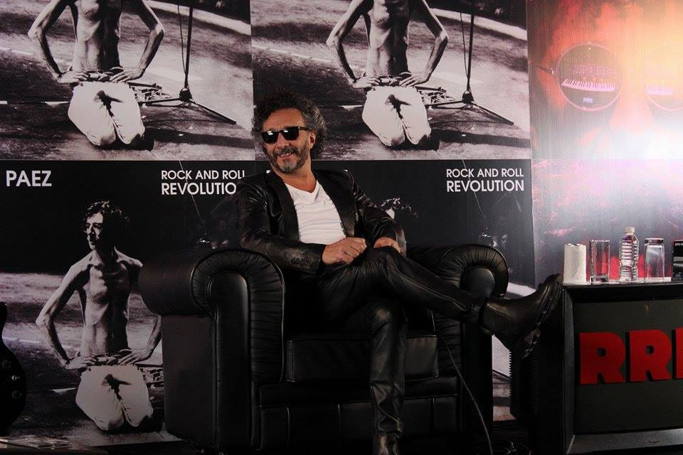 Fito Páez en la presentación del disco, frente a la gráfica de Rock and Roll Revolution