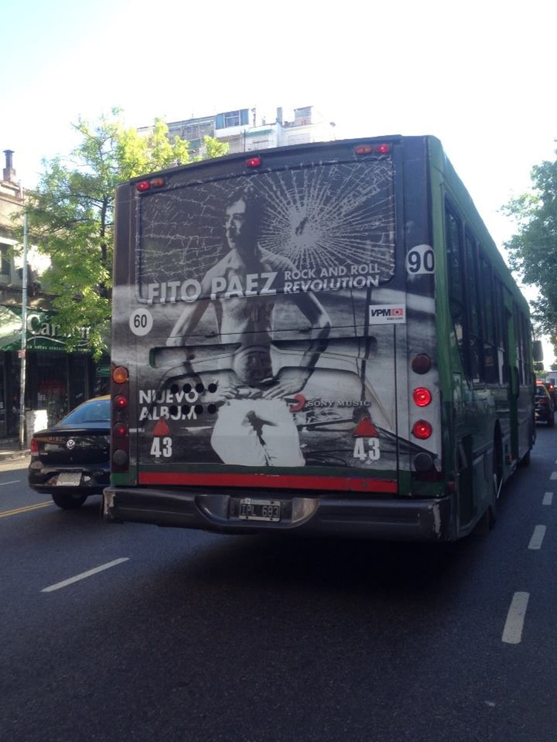 Colectivo en Buenos Aires con la publicidad de Rock and Roll Revolution en la parte trasera